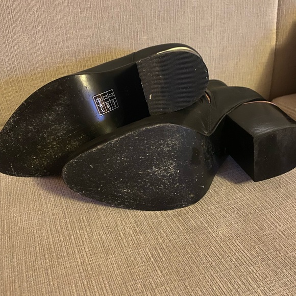 Black with rose gold. - Picture 3 of 4